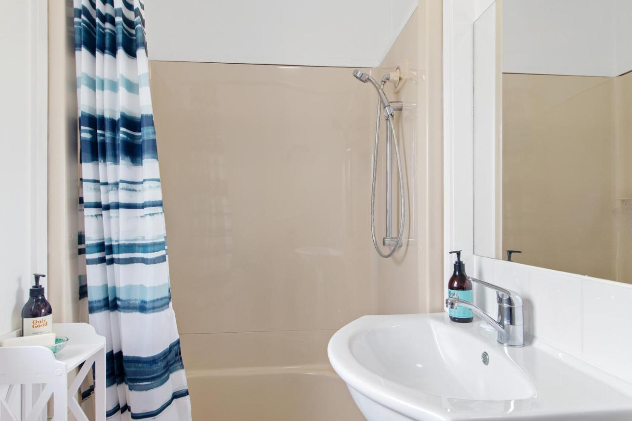Whare Nui On Rennie - Holiday home