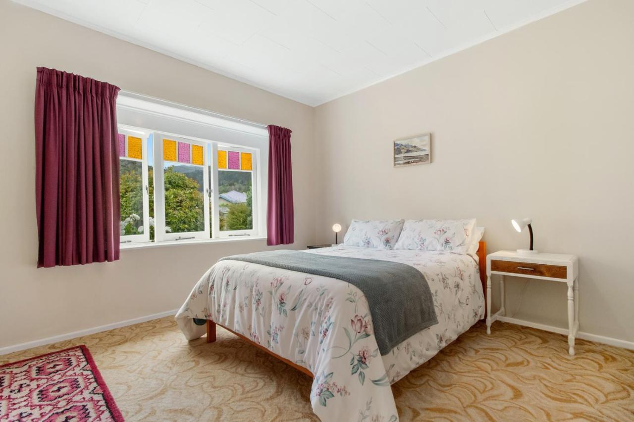 Whare Nui On Rennie - Holiday home *